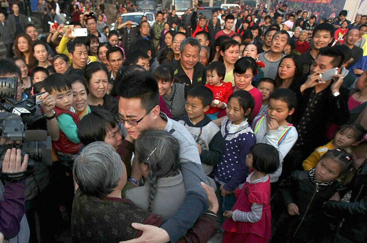 芜湖4岁男孩被拐 26年后母子终团聚感动全村 